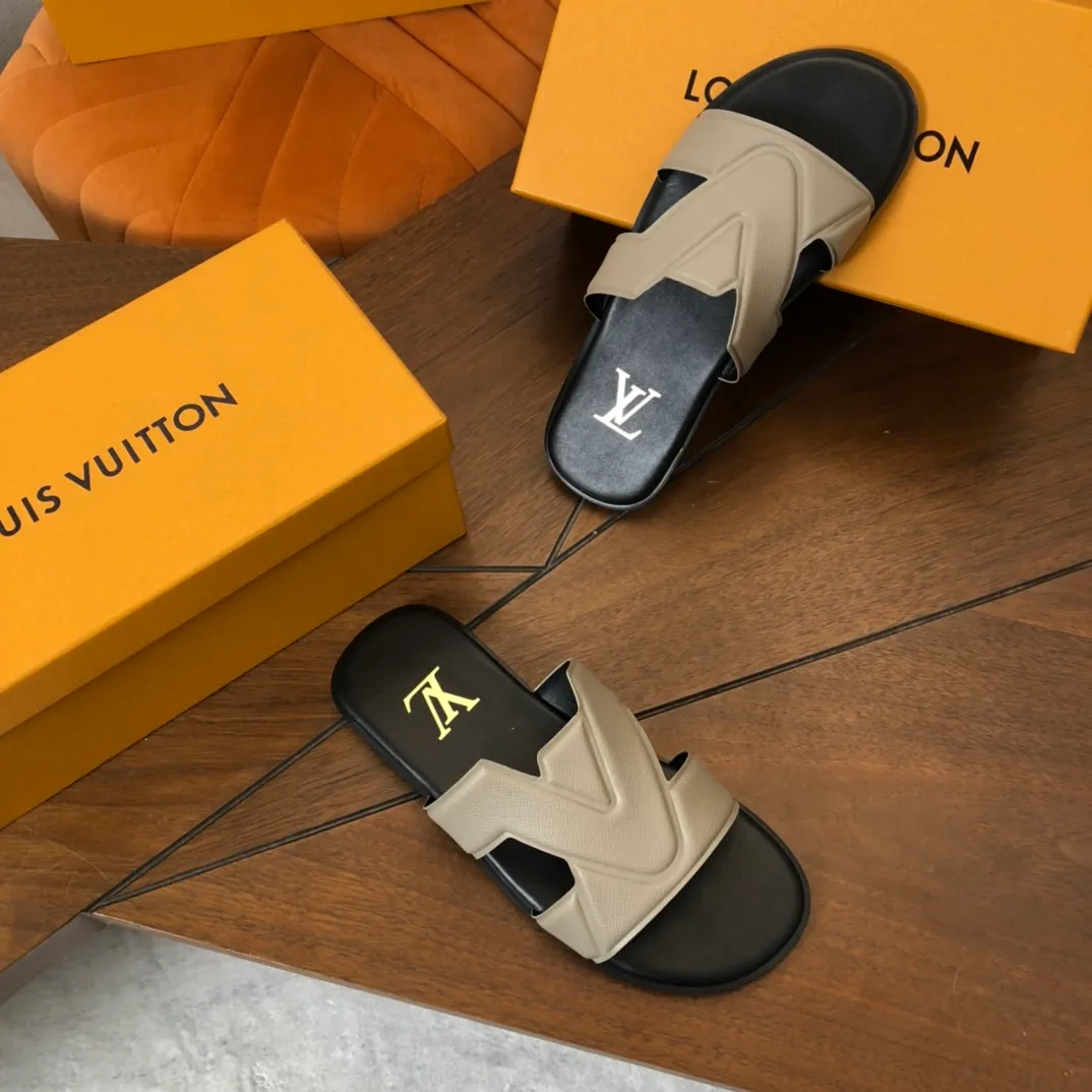 Factory price: 270💰LV counters are selling new brand luxury men's slippers, casual, loose and comfortable. The must-have model in the picture above [Happy][Happy], multiple colors available Size: 38-44, customized 45